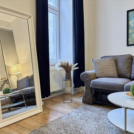Luxurious And Bright, 5 Min To City Center Apartment Wina Bagian luar foto