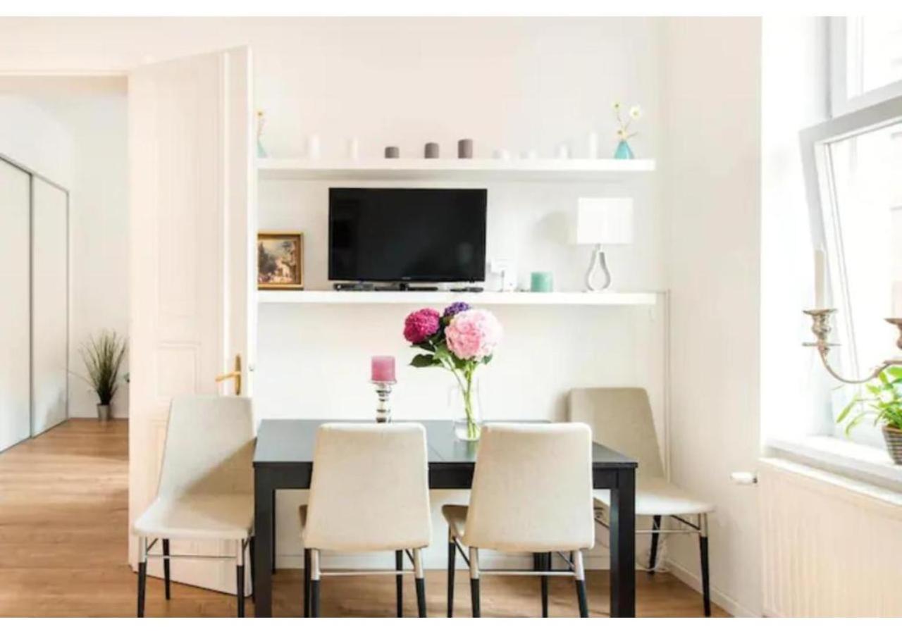 Luxurious And Bright, 5 Min To City Center Apartment Wina Bagian luar foto