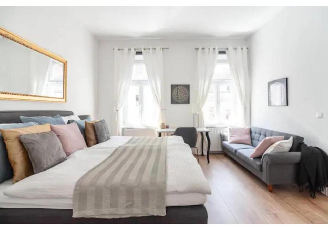 Luxurious And Bright, 5 Min To City Center Apartment Wina Bagian luar foto