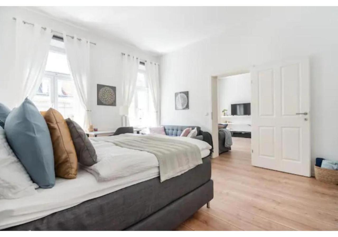 Luxurious And Bright, 5 Min To City Center Apartment Wina Bagian luar foto
