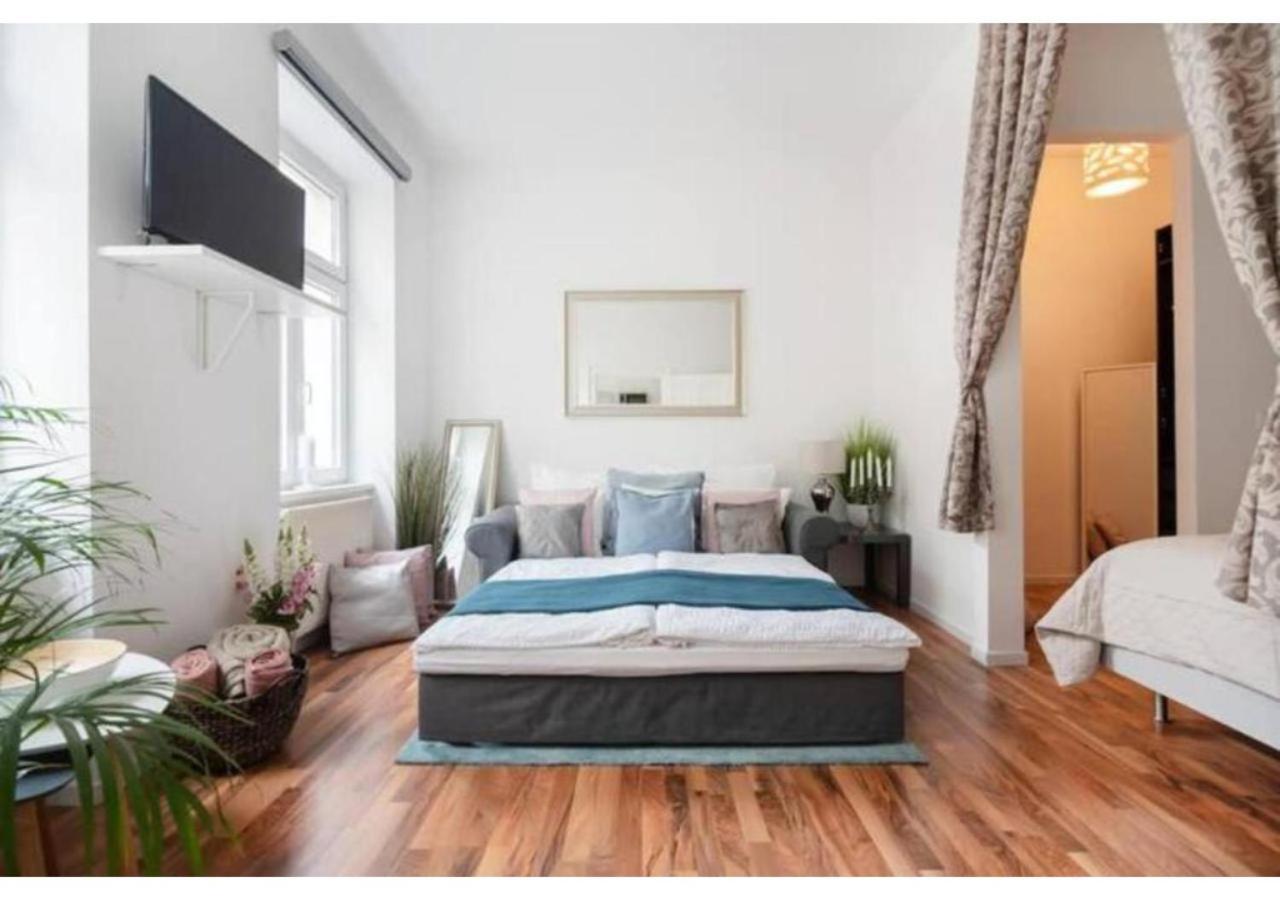 Luxurious And Bright, 5 Min To City Center Apartment Wina Bagian luar foto