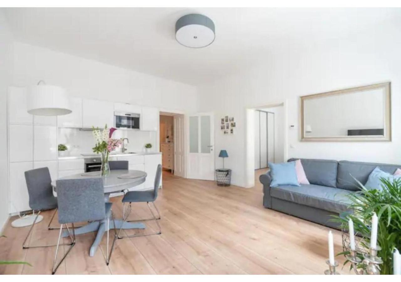 Luxurious And Bright, 5 Min To City Center Apartment Wina Bagian luar foto