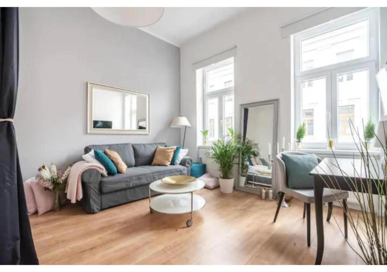 Luxurious And Bright, 5 Min To City Center Apartment Wina Bagian luar foto