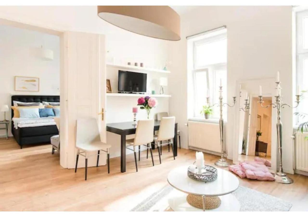 Luxurious And Bright, 5 Min To City Center Apartment Wina Bagian luar foto