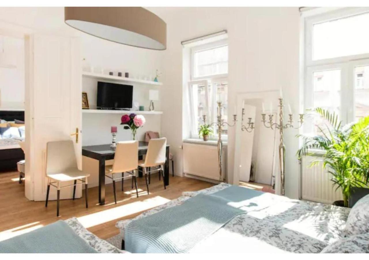 Luxurious And Bright, 5 Min To City Center Apartment Wina Bagian luar foto