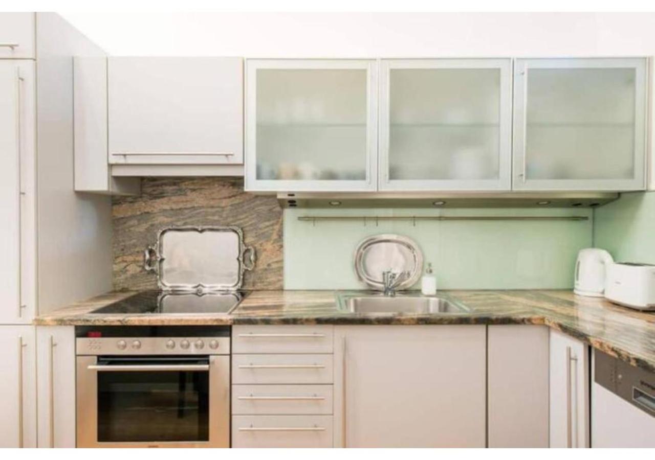 Luxurious And Bright, 5 Min To City Center Apartment Wina Bagian luar foto