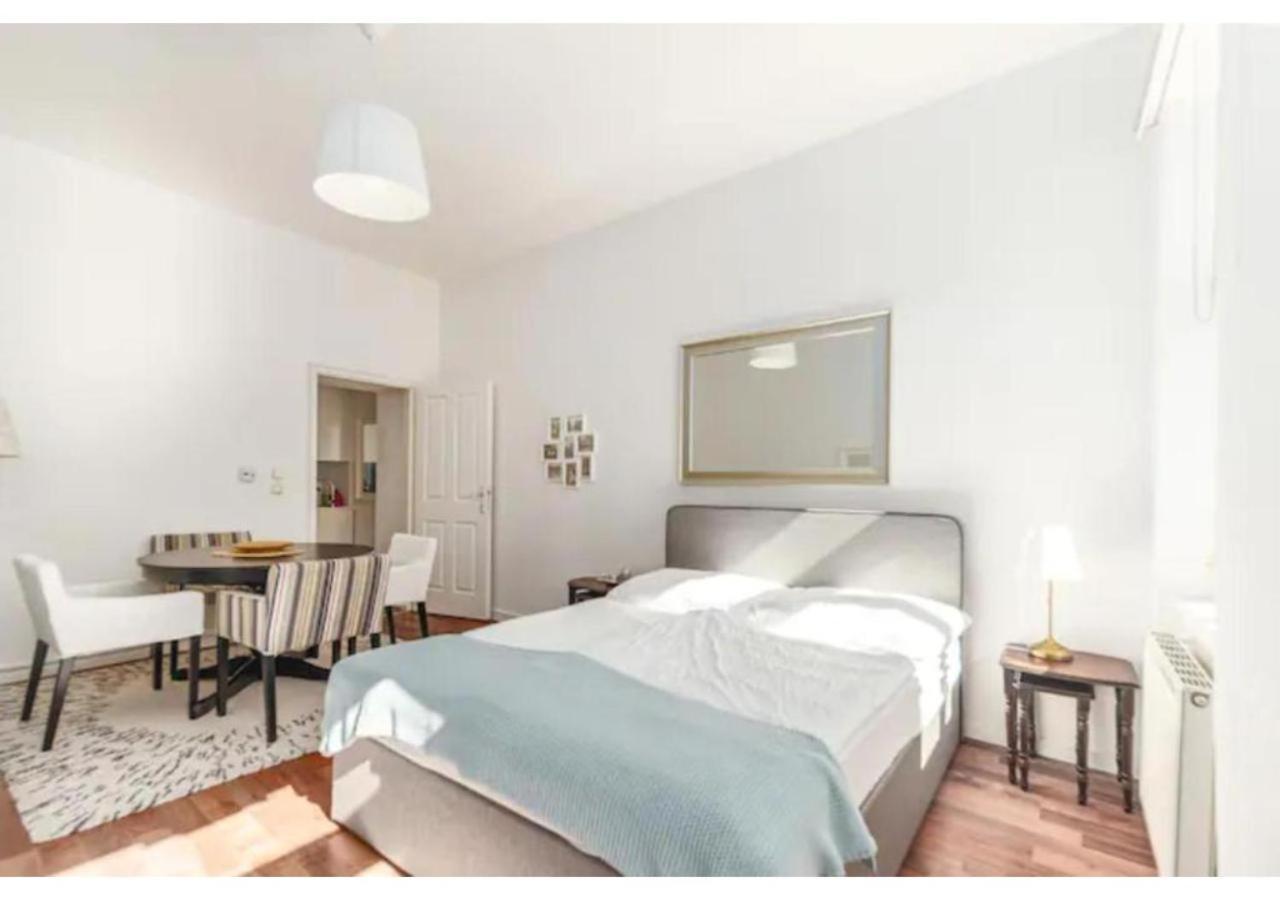Luxurious And Bright, 5 Min To City Center Apartment Wina Bagian luar foto