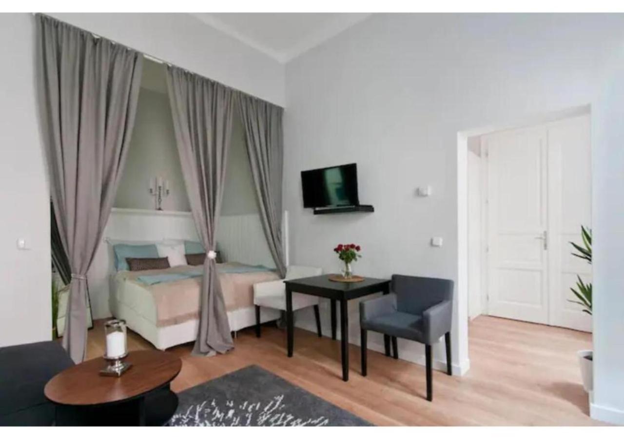 Luxurious And Bright, 5 Min To City Center Apartment Wina Bagian luar foto